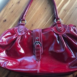 Alfred Dunner red patten purse.